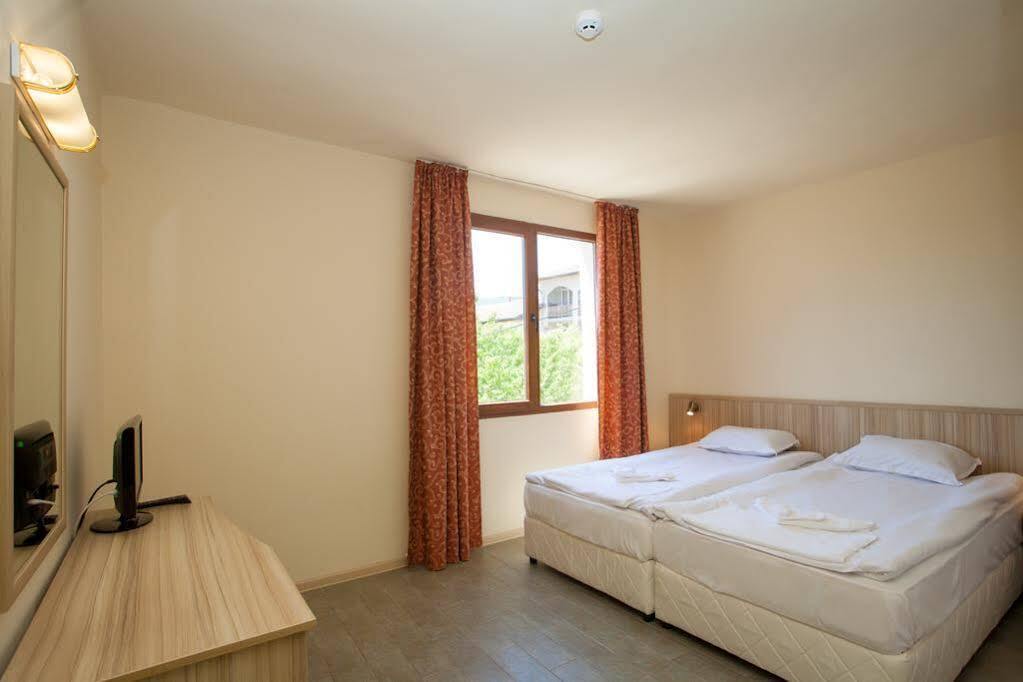 Bisser Hotel - Free Parking - Free Pool Access Balchik Eksteriør billede